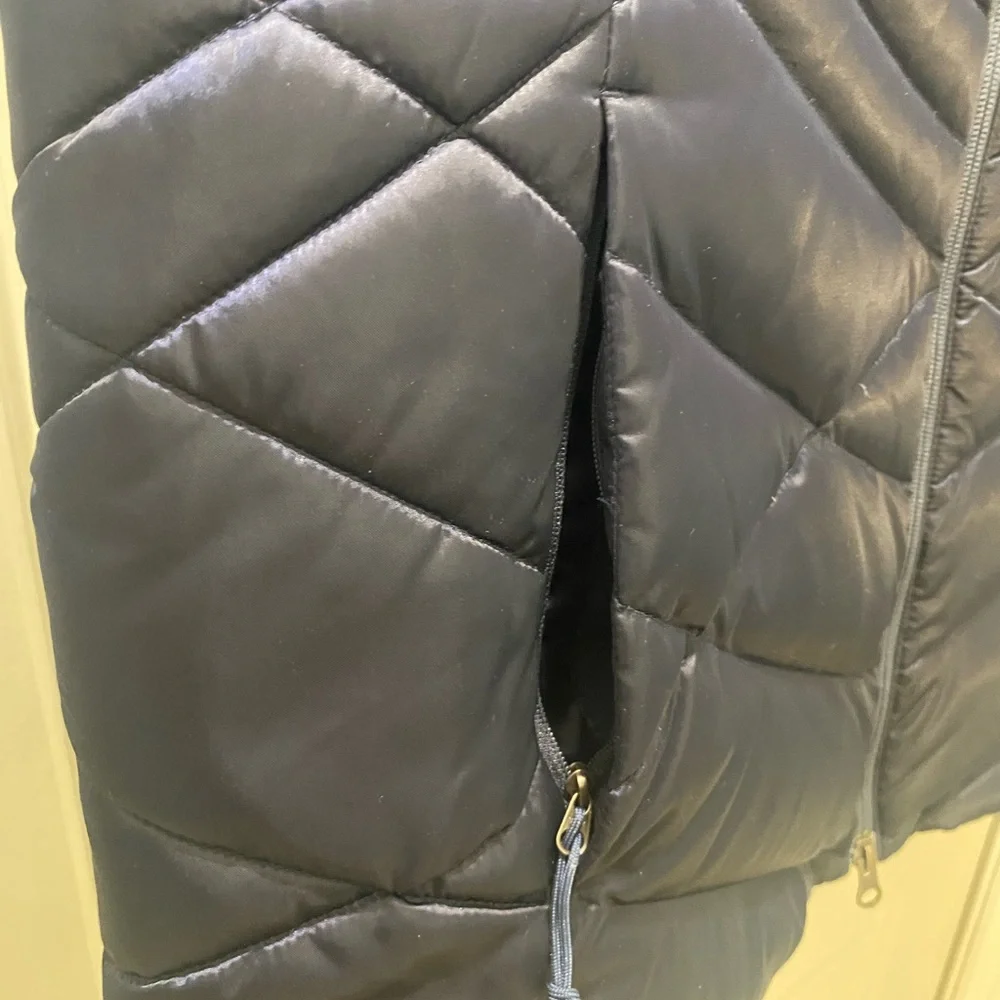 The North Face Women's Puffer Jacket w/hood - Deep Blue (Beautiful Design). - Picture 10 of 12